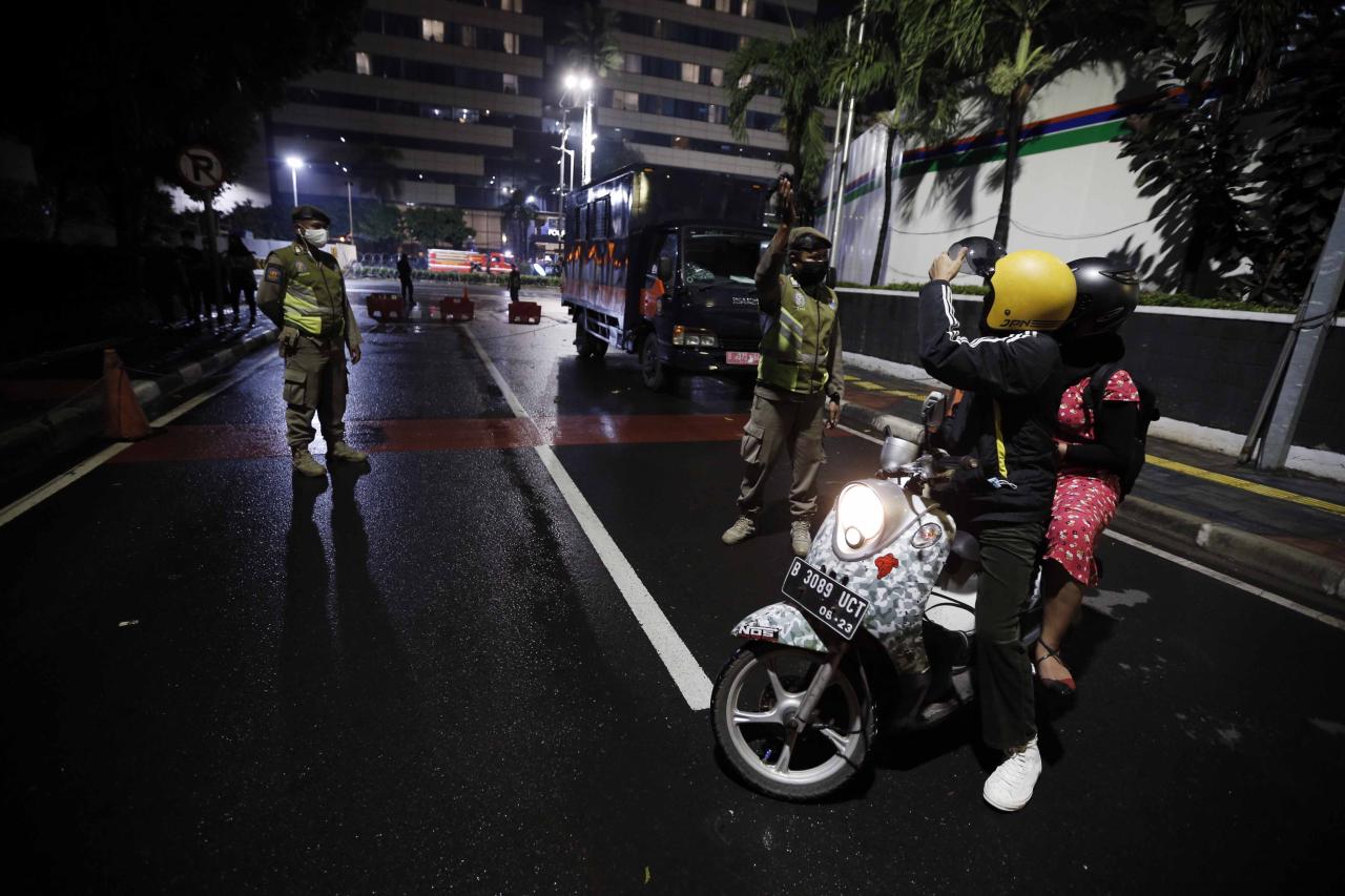 Petugas Gabungan Tutup...