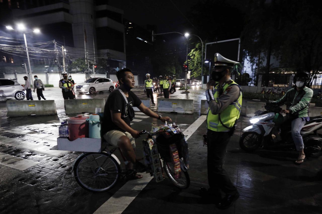 Petugas Gabungan Tutup...