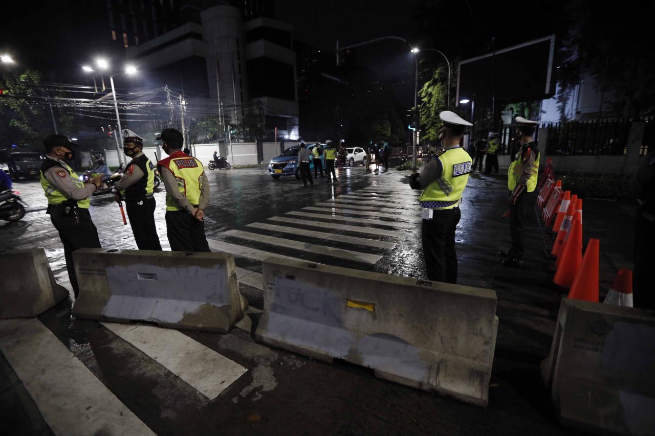 Petugas Gabungan Tutup...