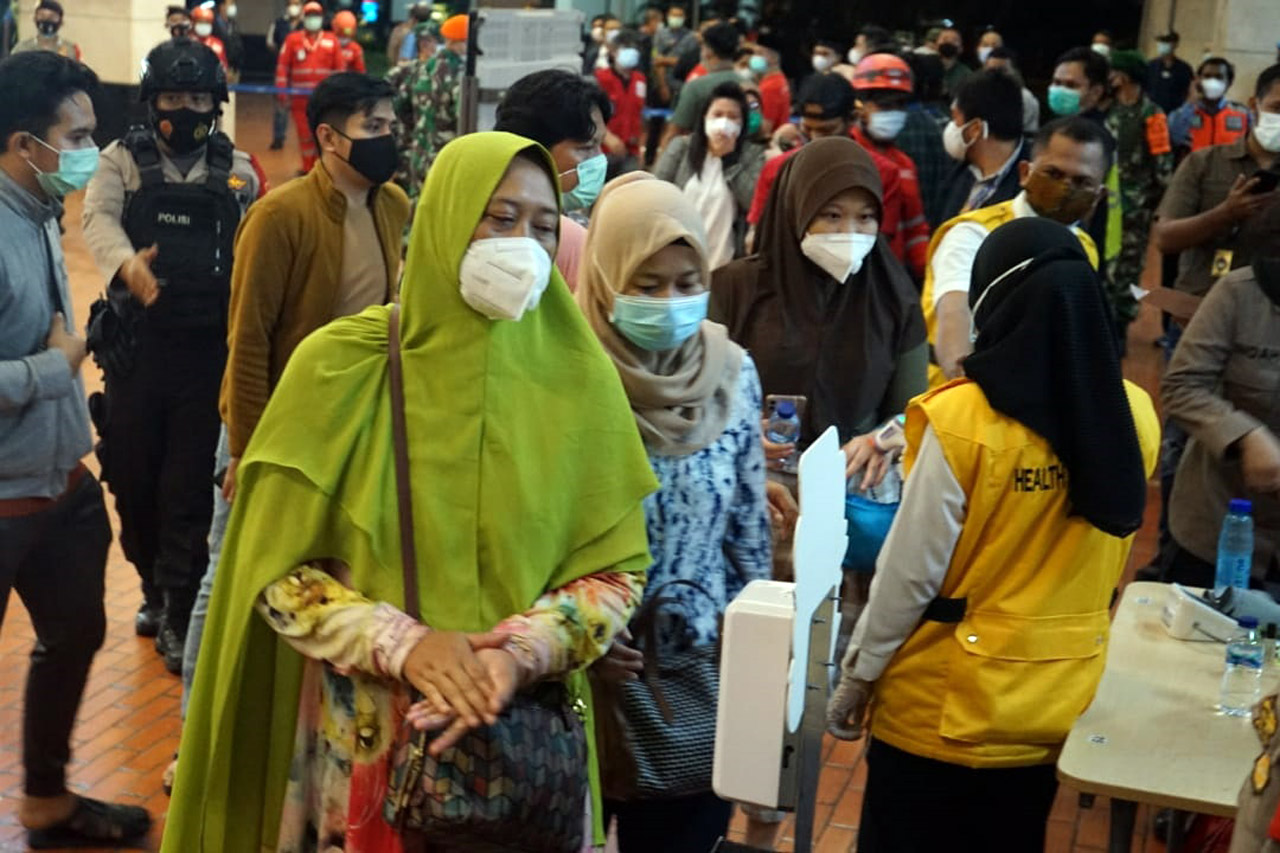 Tangis Keluarga Penumpang...