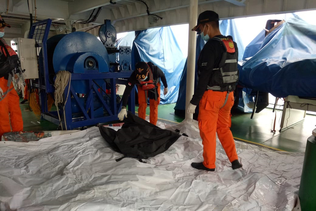 Nelayan Temukan Potongan...