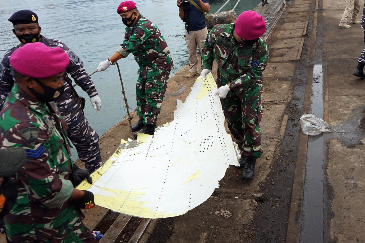 Tim Gabungan Bawa Serpihan...