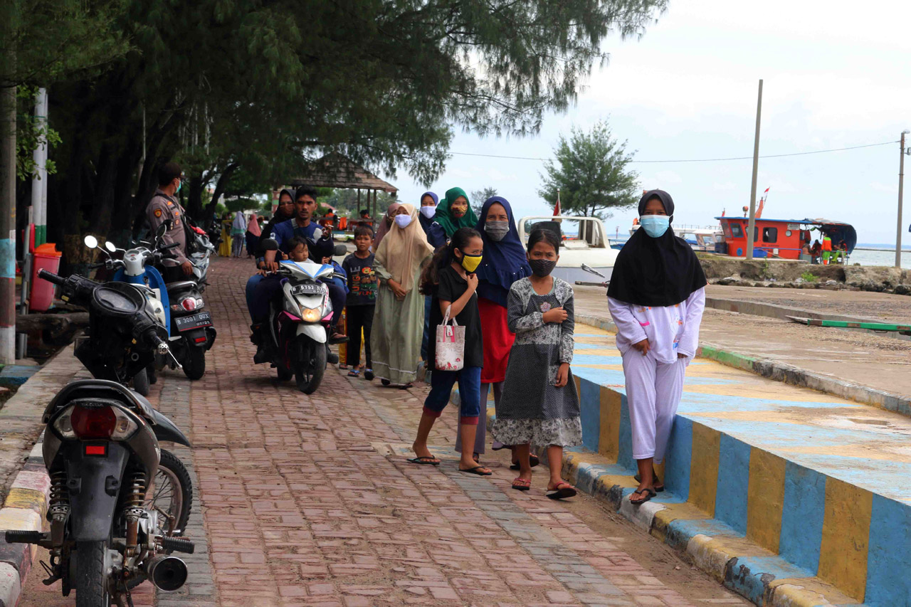 Warga Padati Pantai...