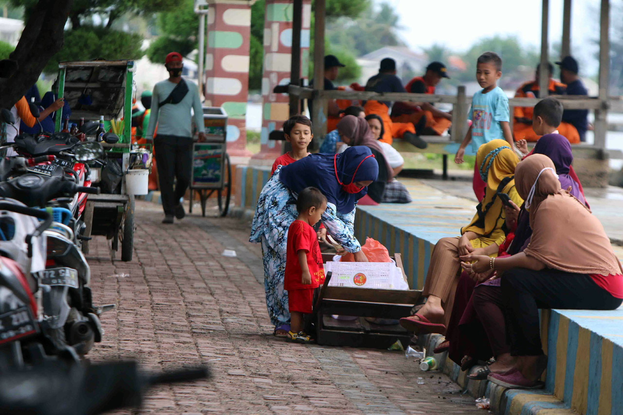 Warga Padati Pantai...