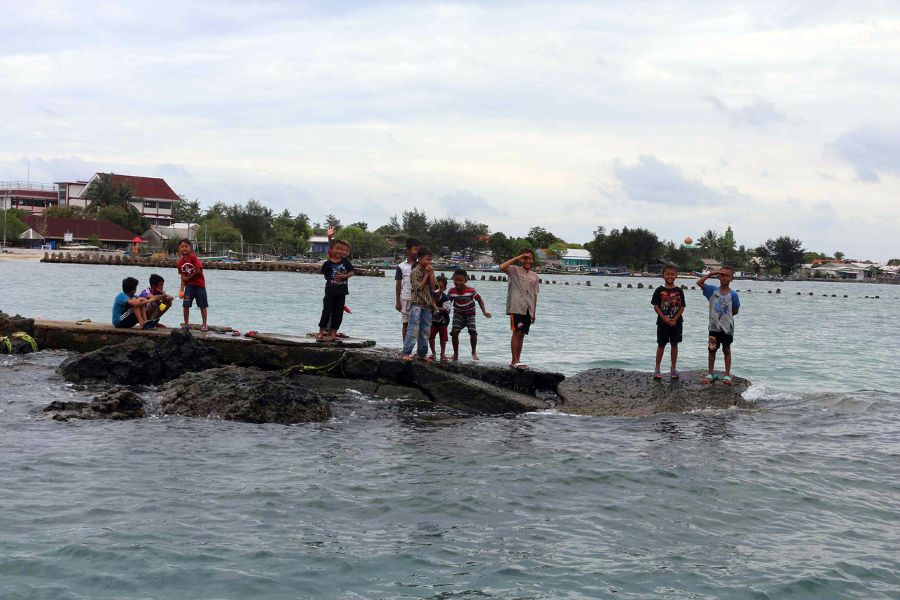 Warga Padati Pantai...