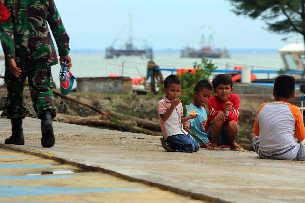 Warga Padati Pantai...