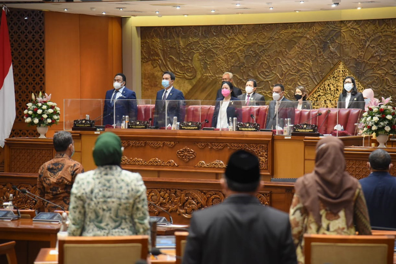 DPR Gelar Rapat Paripurna...