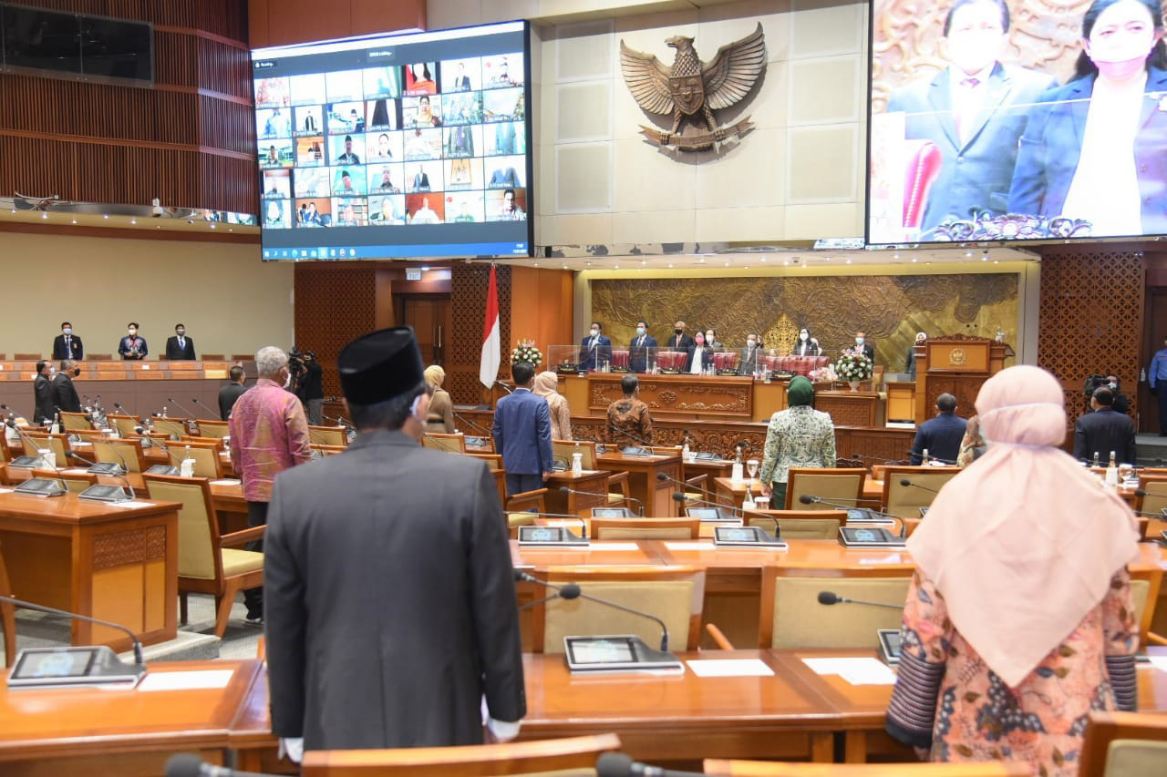 DPR Gelar Rapat Paripurna...