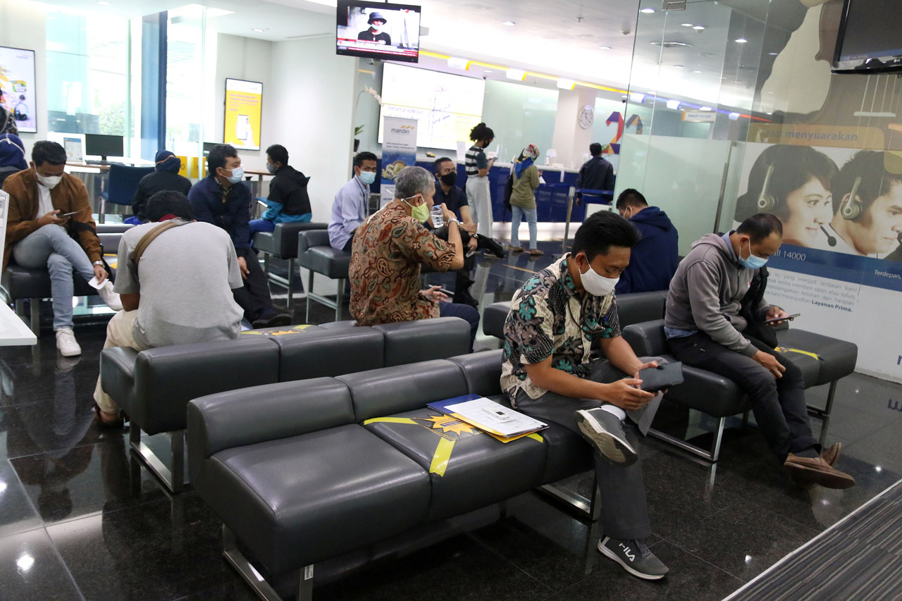 Bank Tetap Beroperasi...