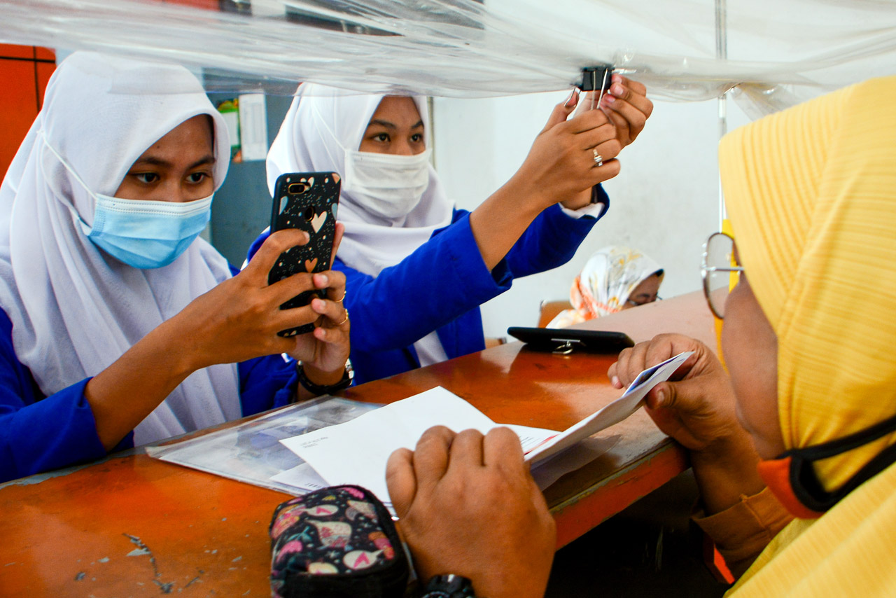 Puluhan Warga Cairkan...