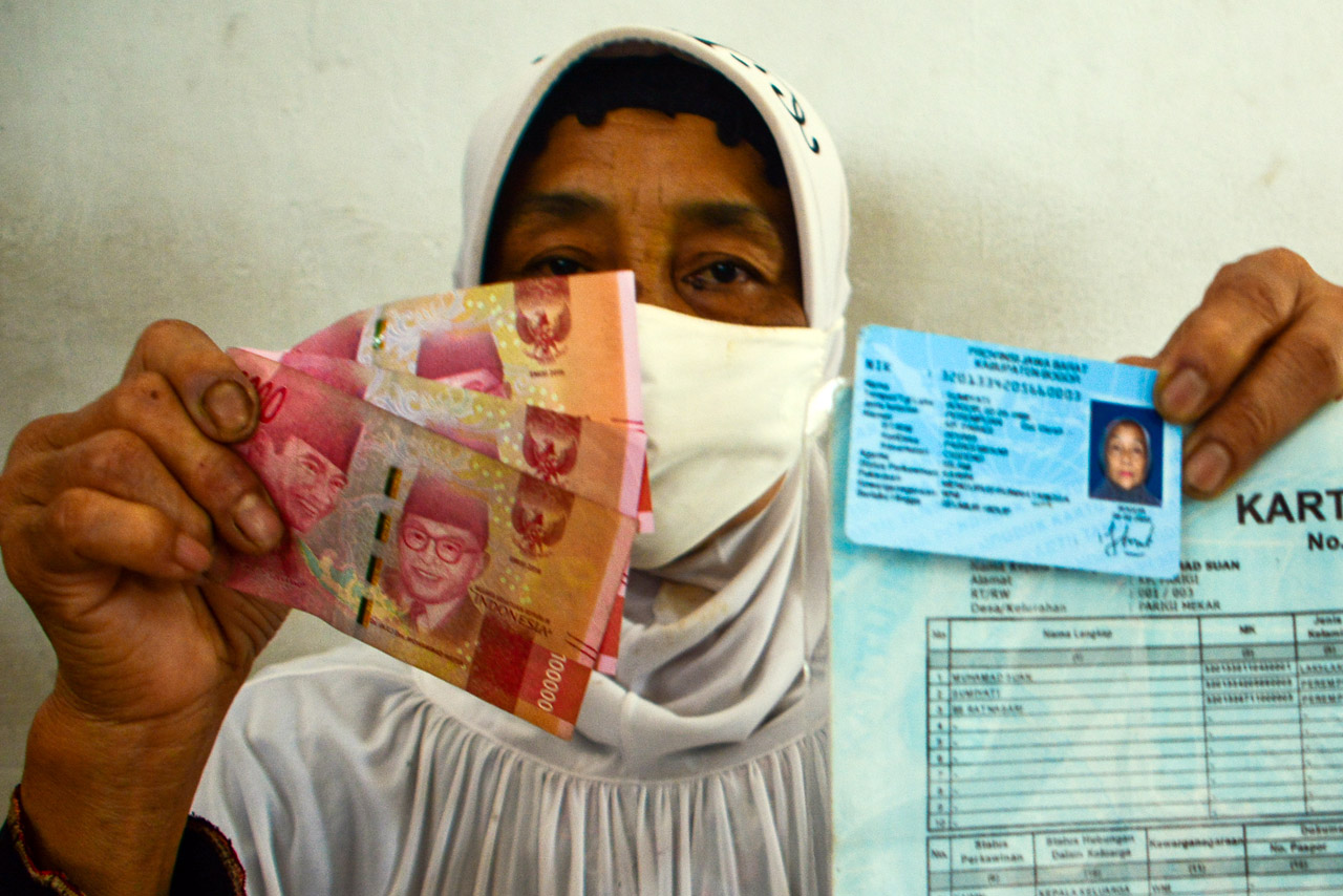 Puluhan Warga Cairkan...