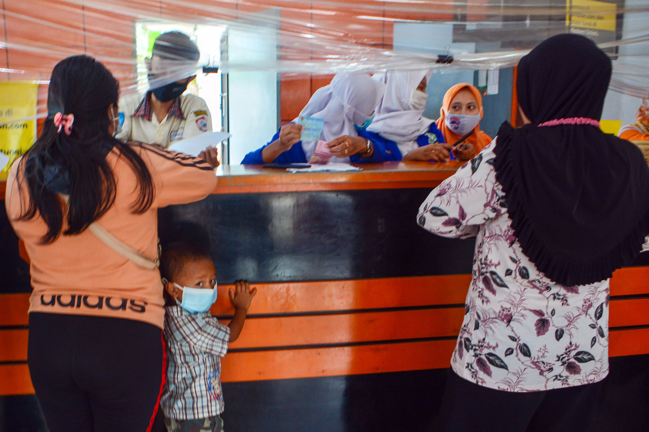 Puluhan Warga Cairkan...