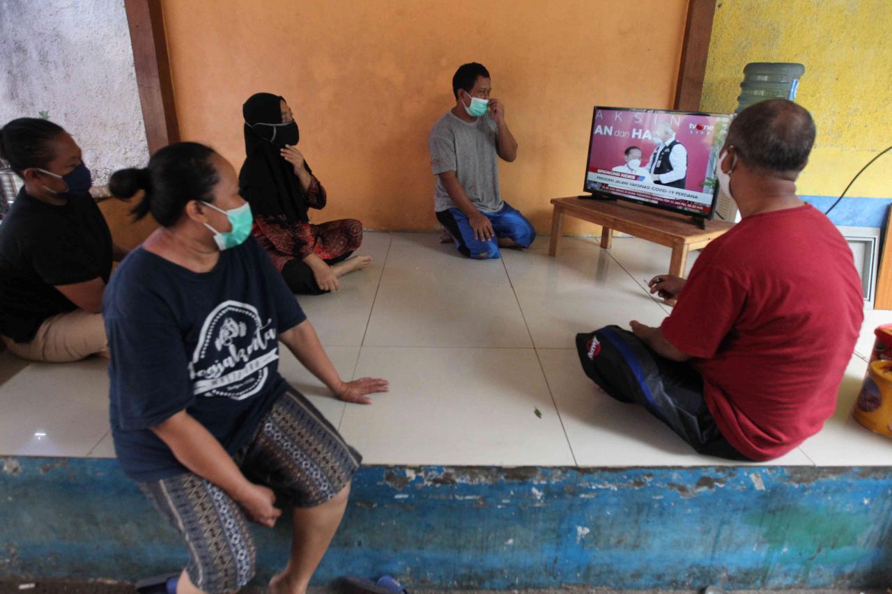 Warga Antusias Saksikan...