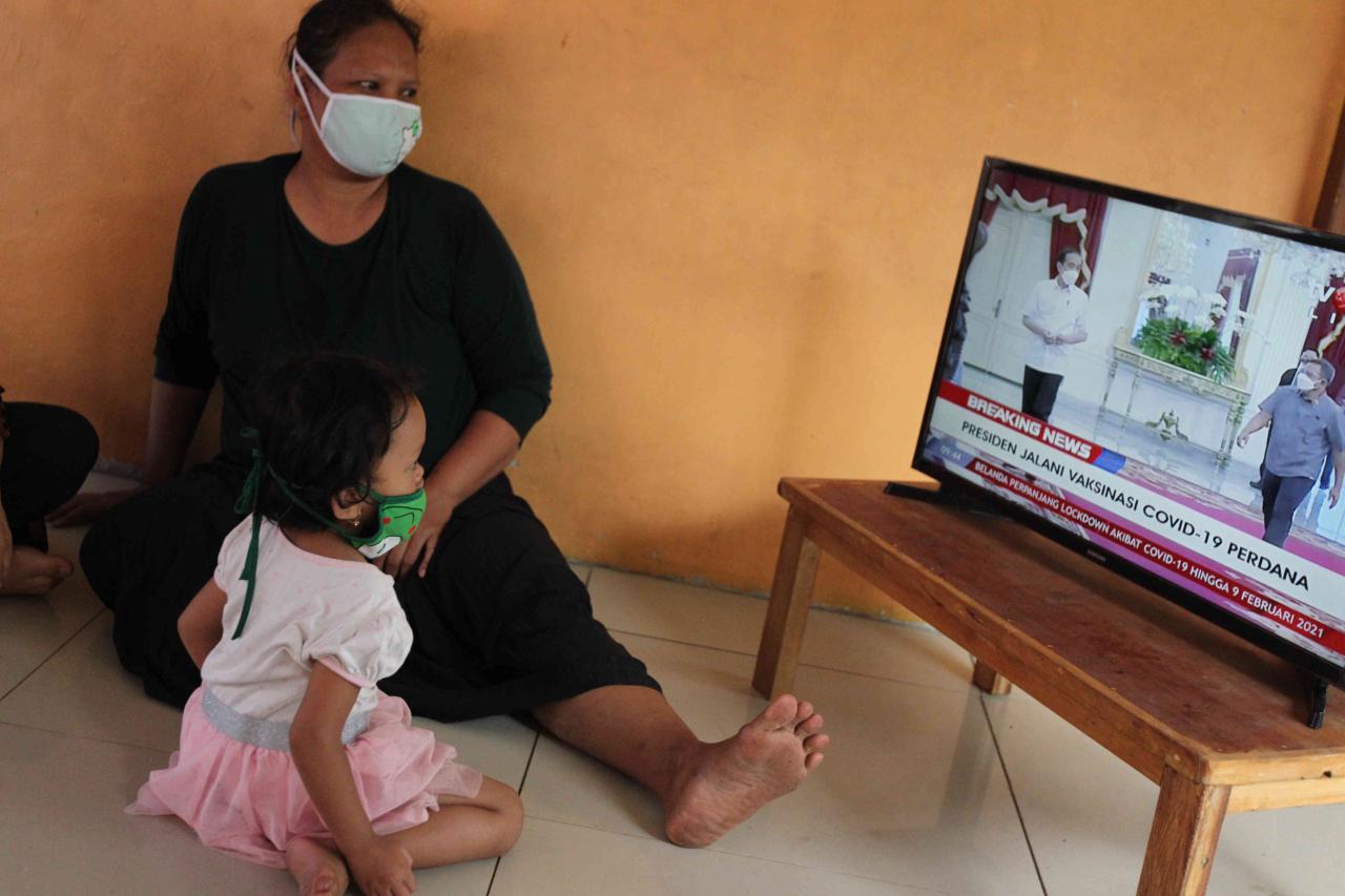 Warga Antusias Saksikan...