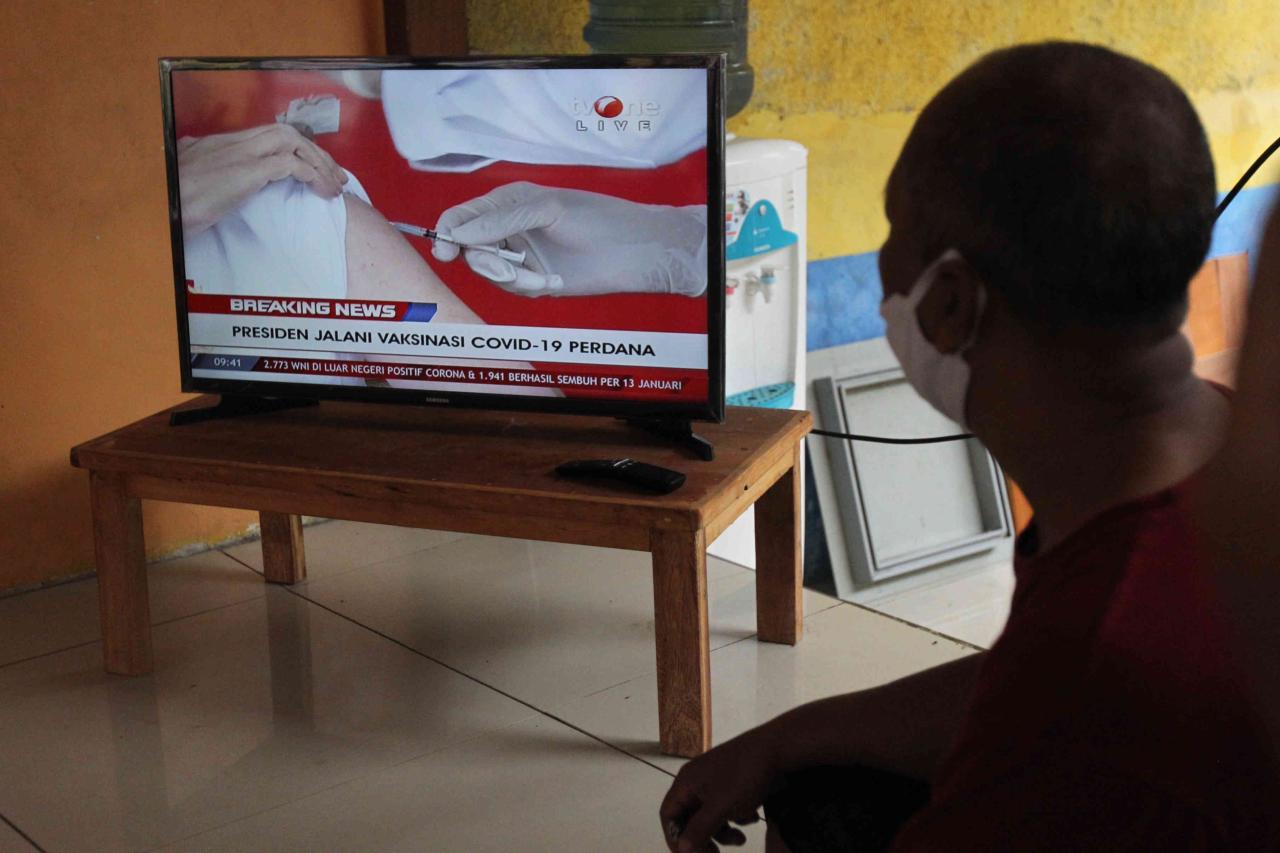Warga Antusias Saksikan...