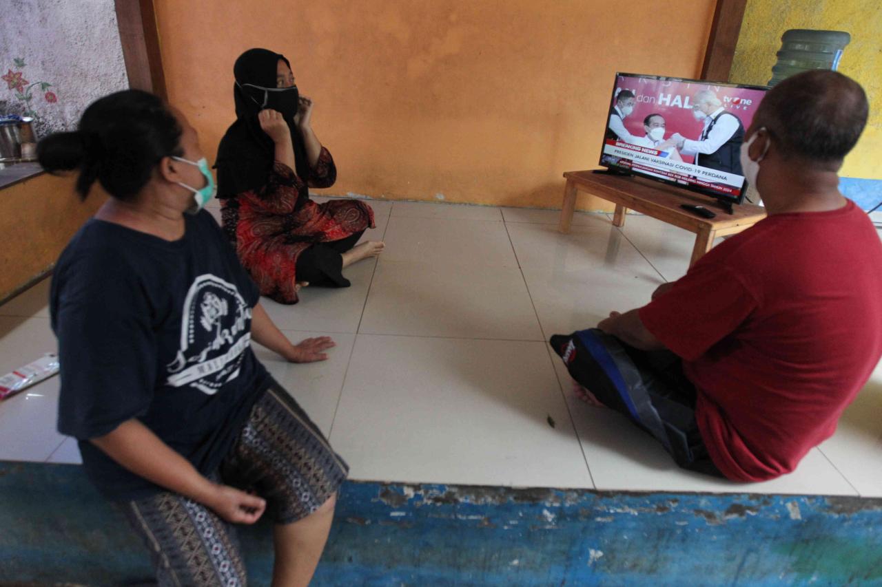 Warga Antusias Saksikan...