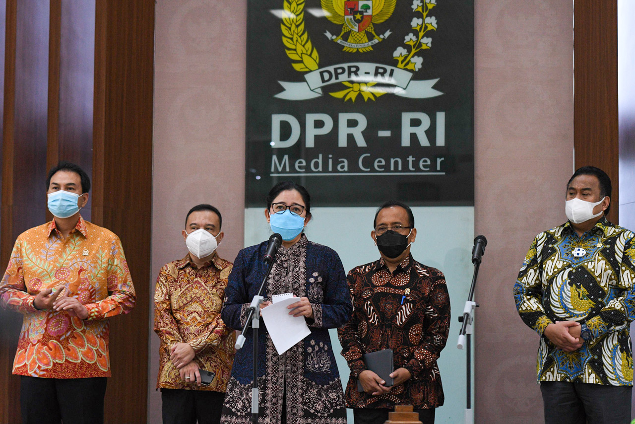 Presiden Jokowi Ajukan...