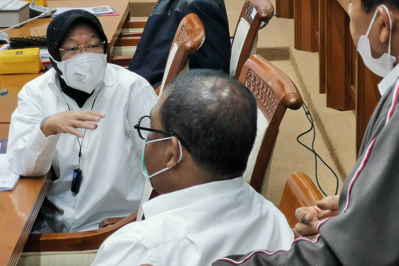 Mensos Risma Ikuti Raker...