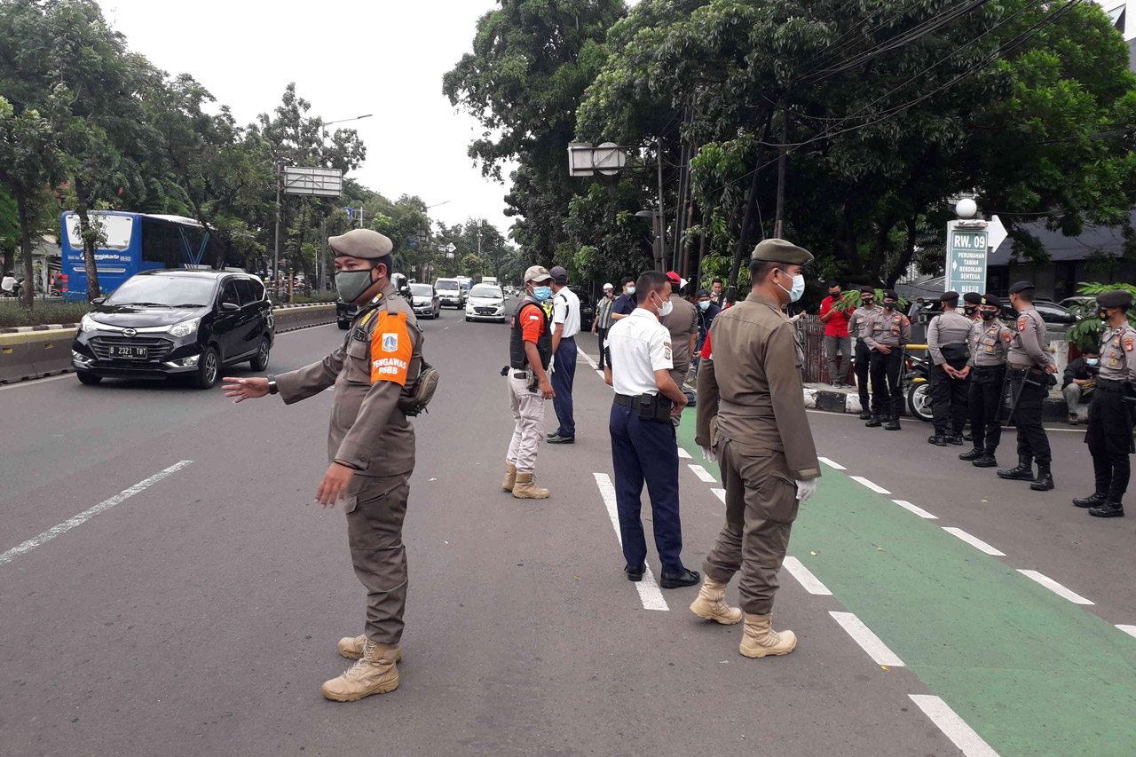 Polisi Jaga Akses Menuju...