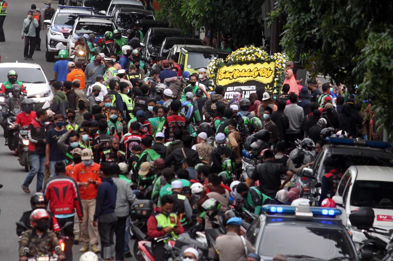 Ratusan Warga Antarkan...