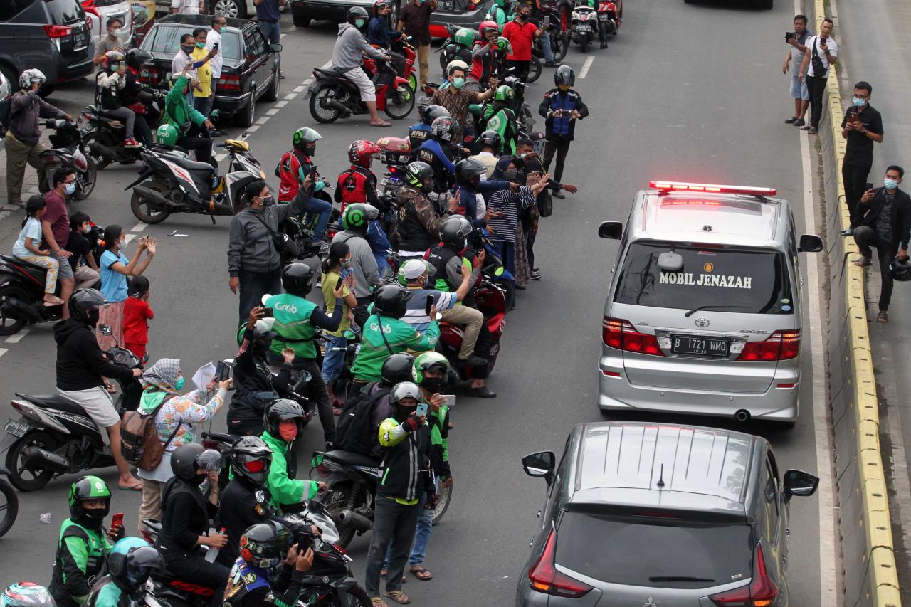Ratusan Warga Antarkan...