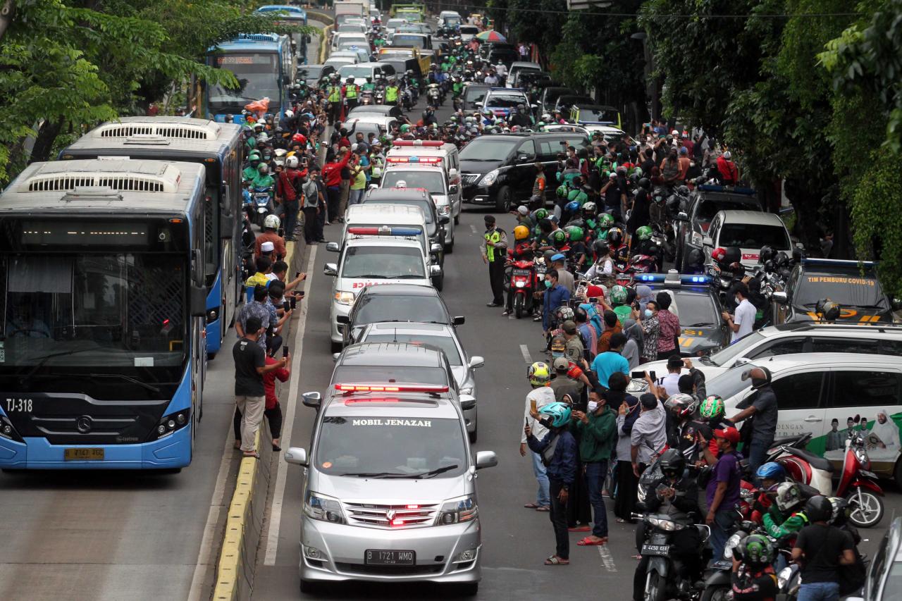 Ratusan Warga Antarkan...