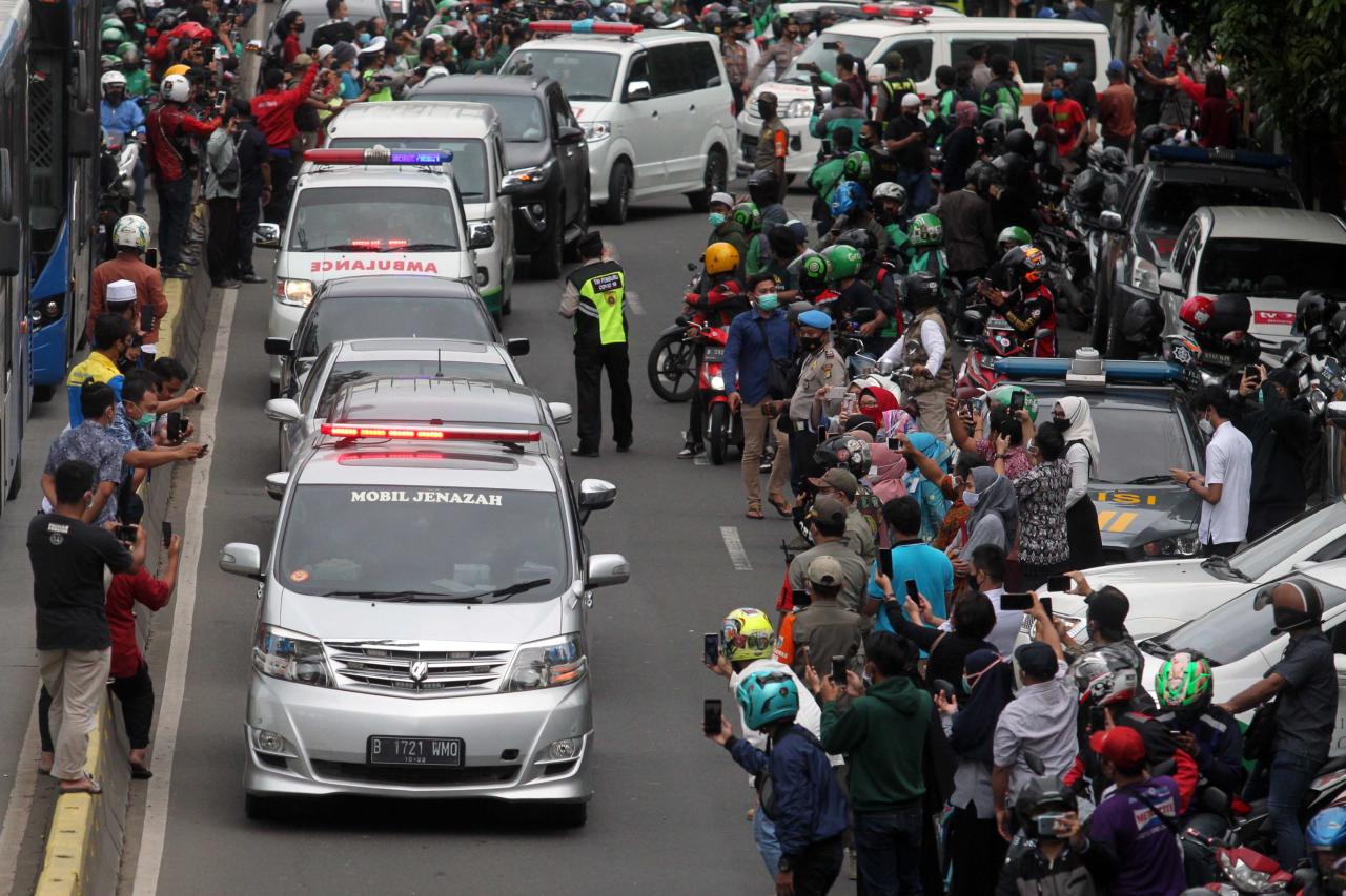 Ratusan Warga Antarkan...