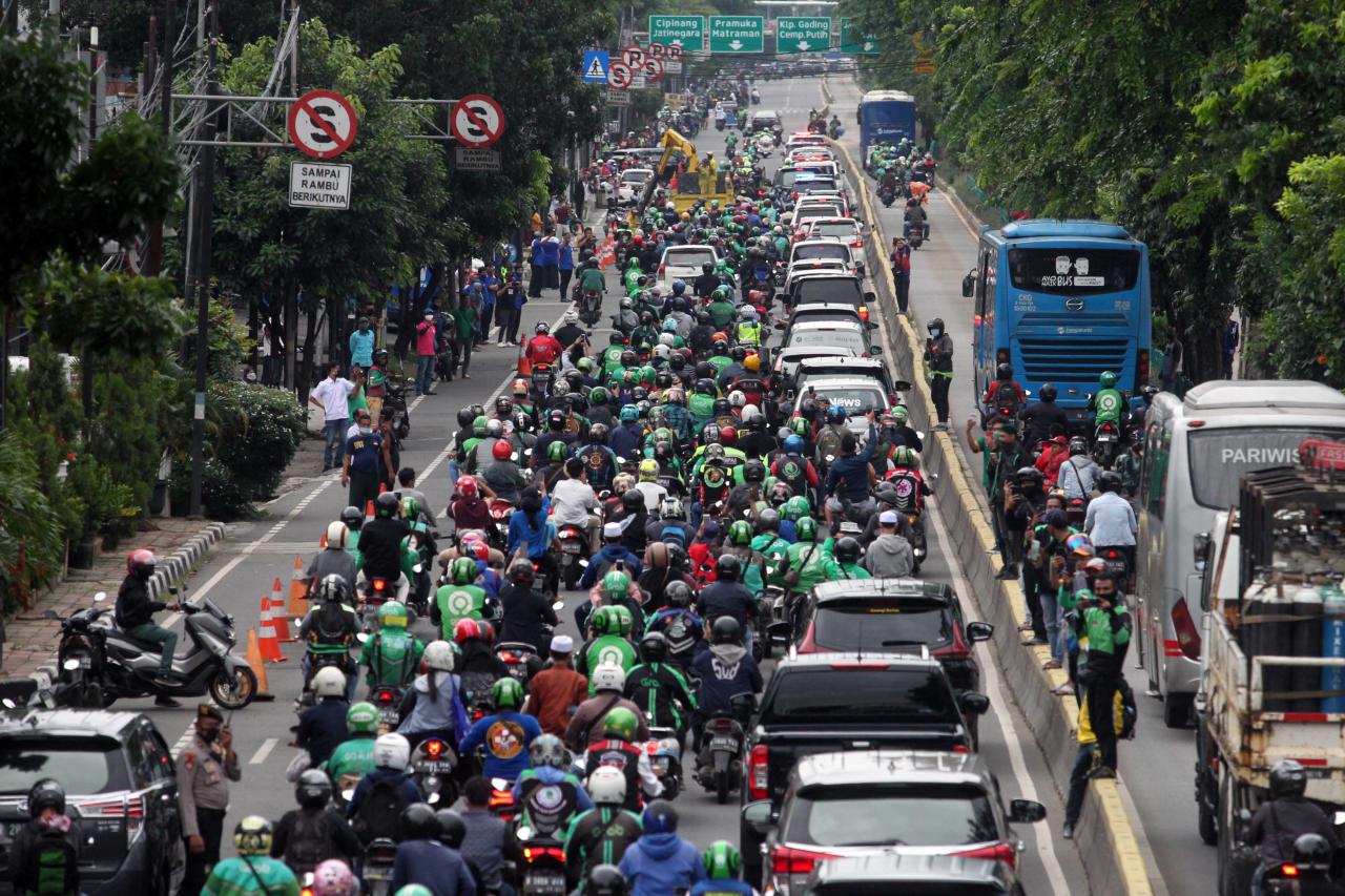 Ratusan Warga Antarkan...
