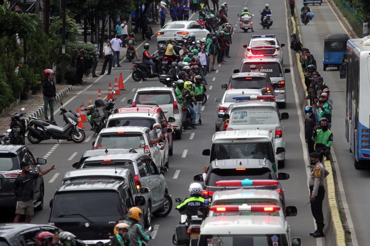 Ratusan Warga Antarkan...