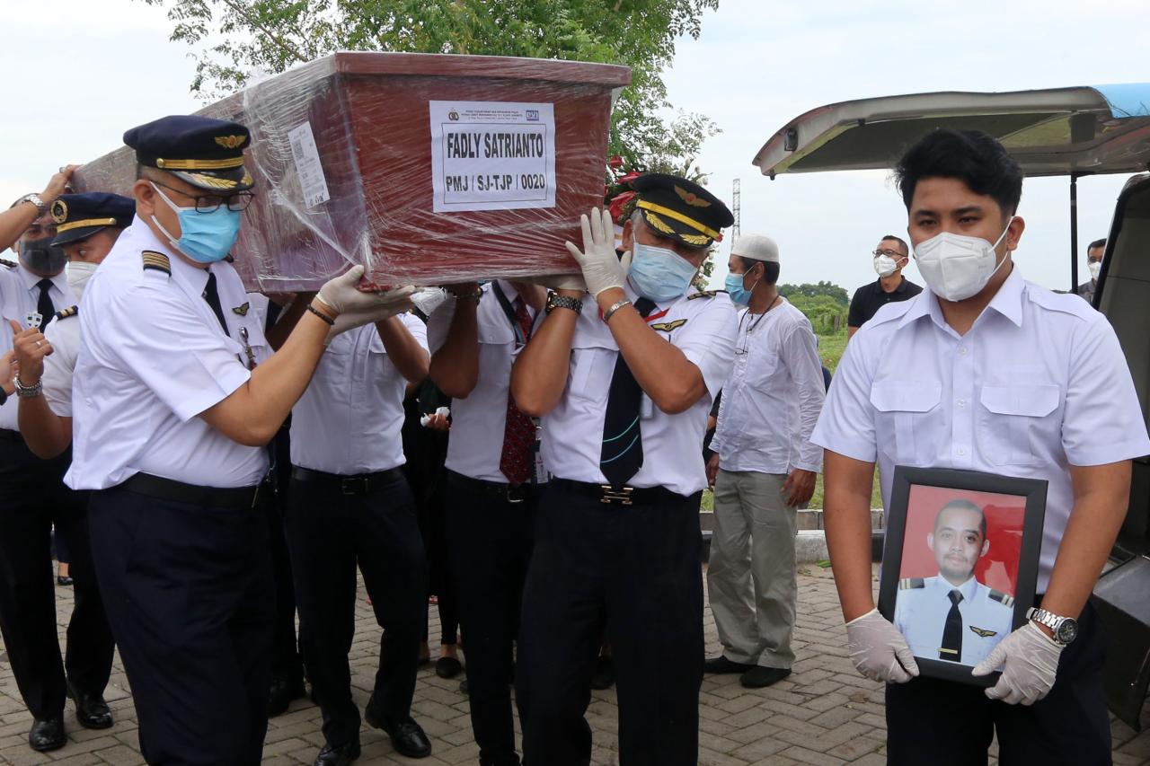 Dimakamkan di TPU Keputih,...