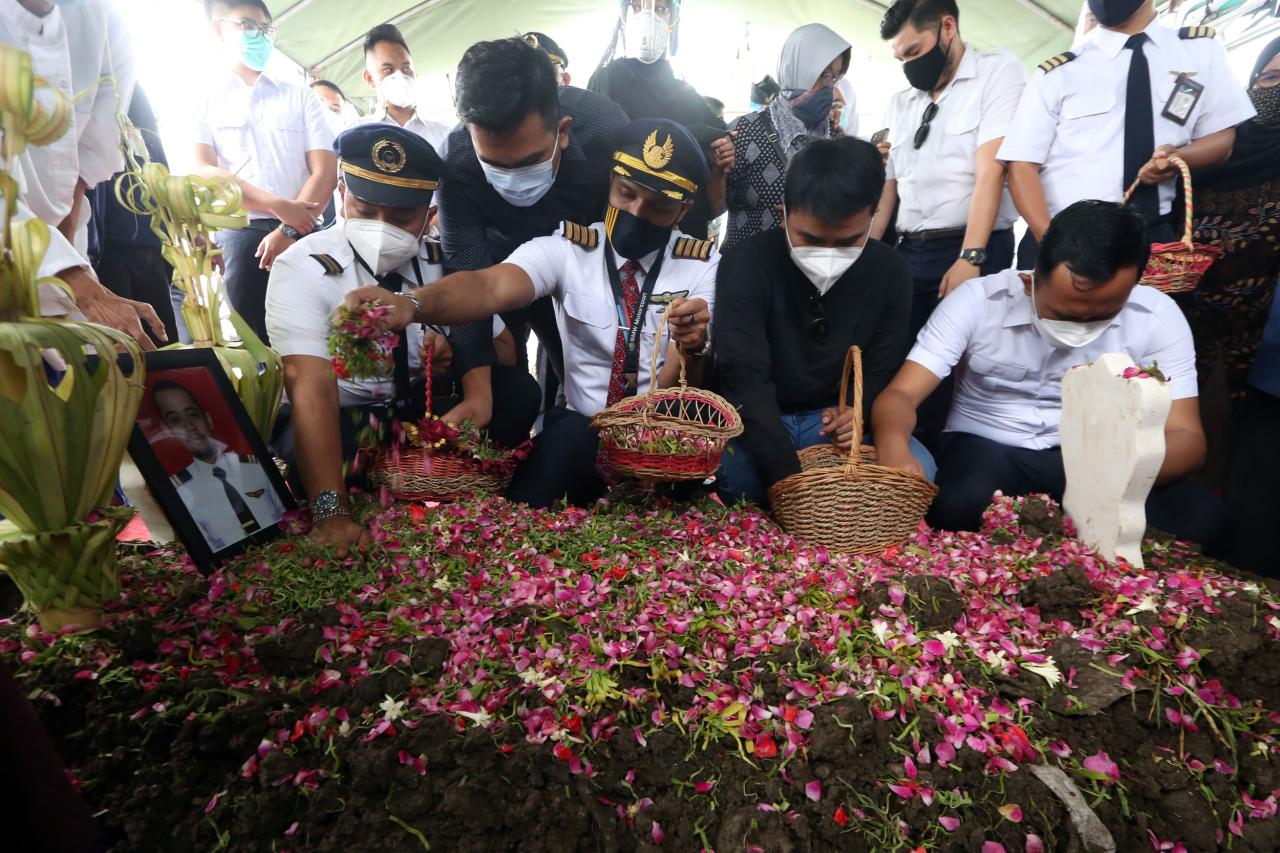 Dimakamkan di TPU Keputih,...