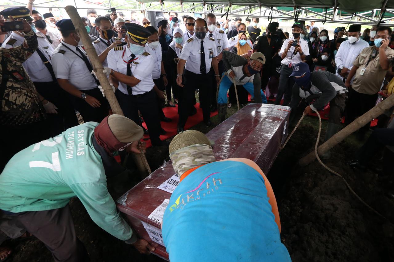 Dimakamkan di TPU Keputih,...