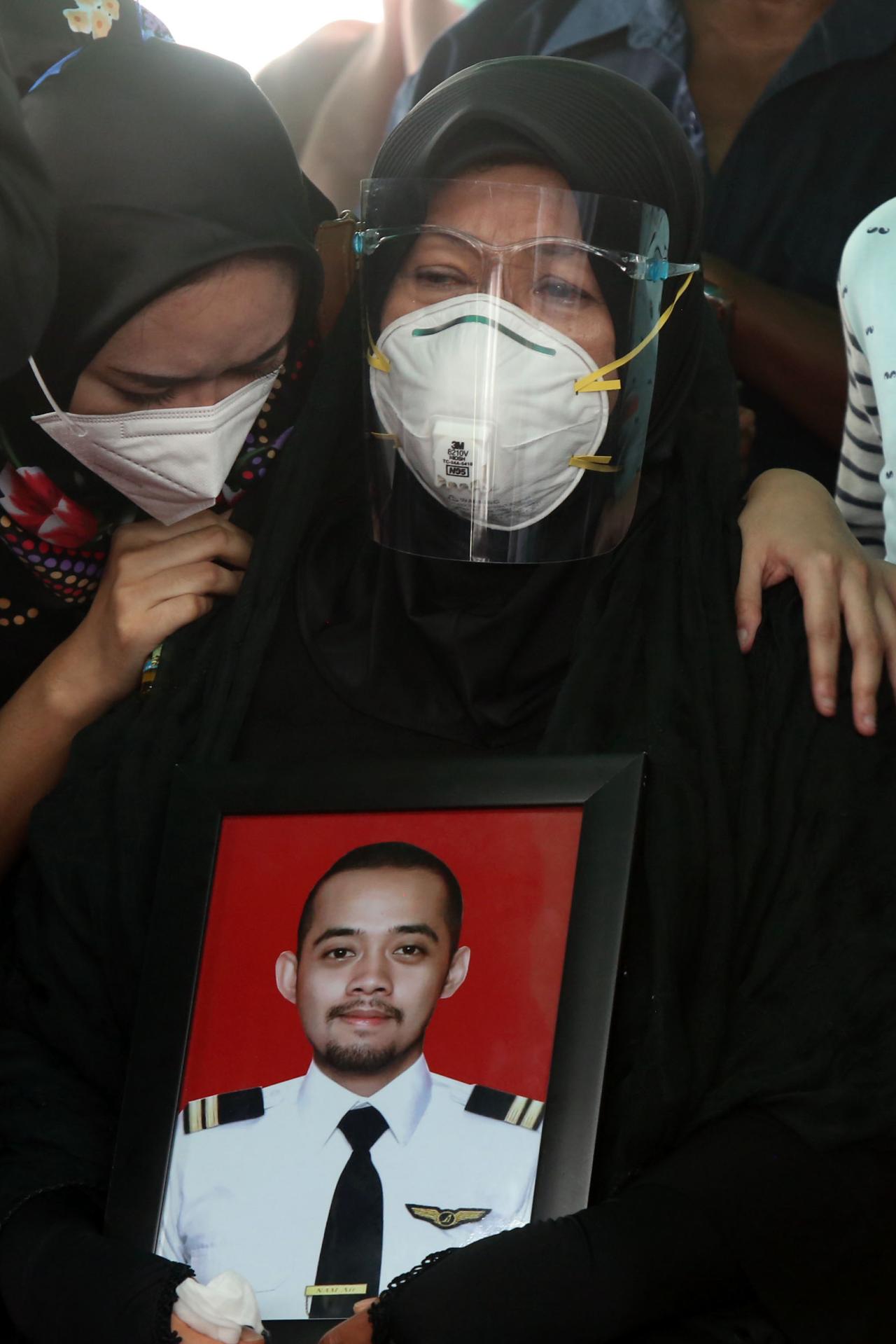 Isak Tangis Iringi Pemakaman...