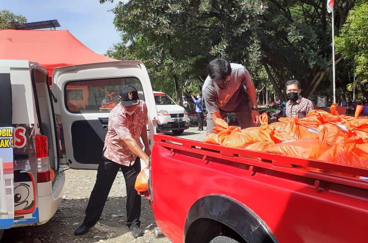 Pegawai BNI Salurkan...