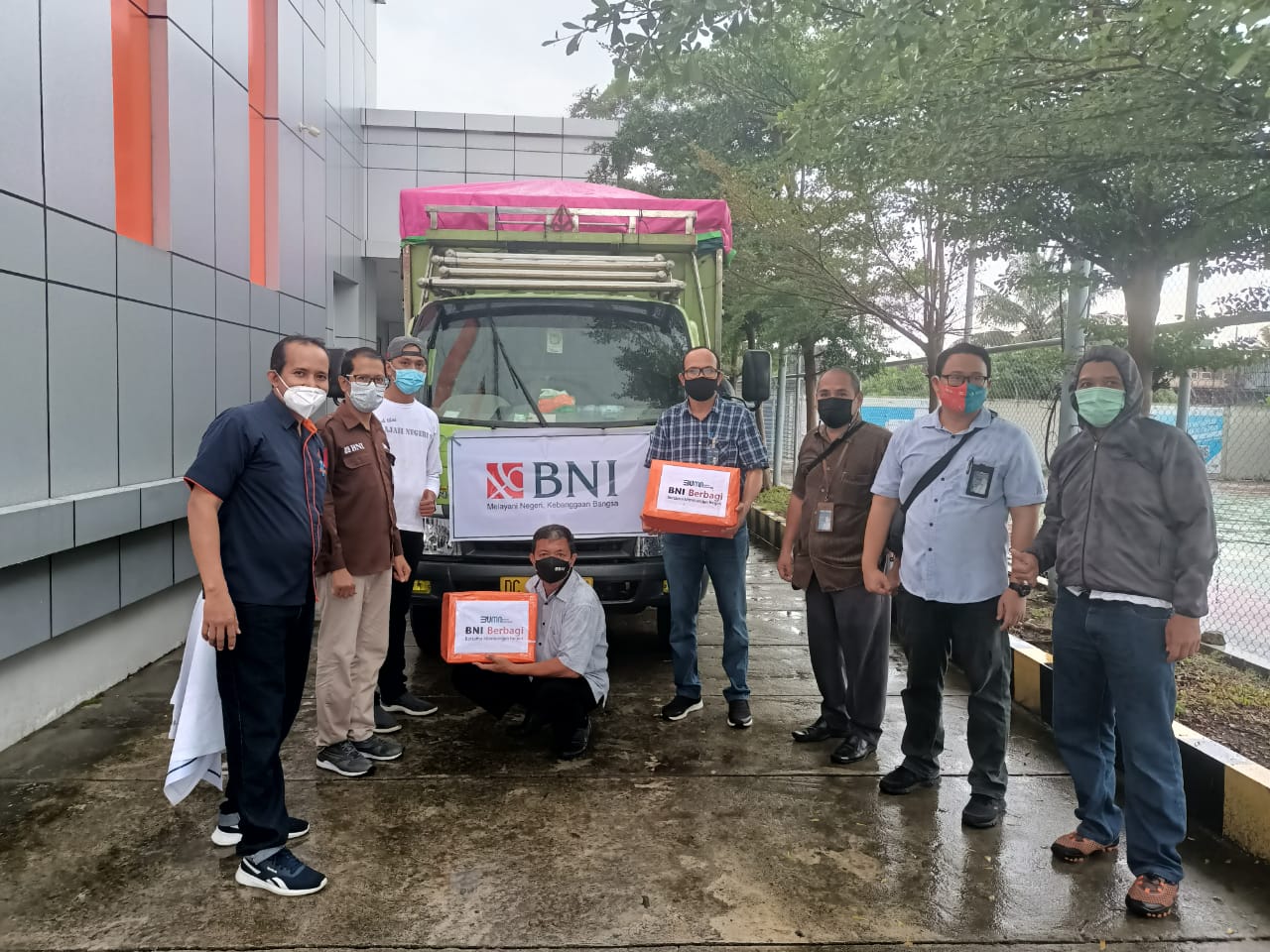 Pegawai BNI Salurkan...