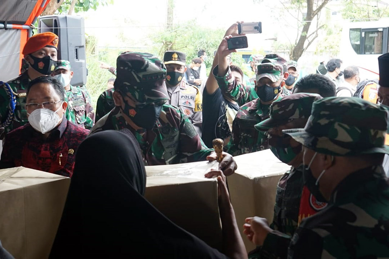 Panglima TNI Serahkan...