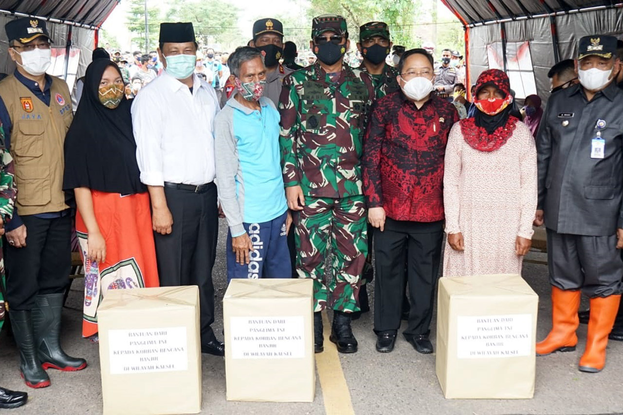 Panglima TNI Serahkan...