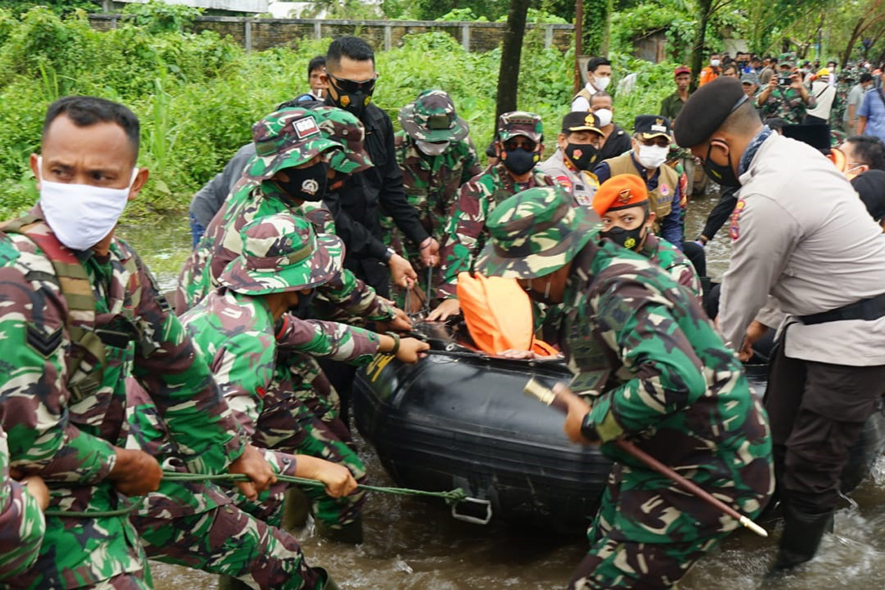Panglima TNI Serahkan...