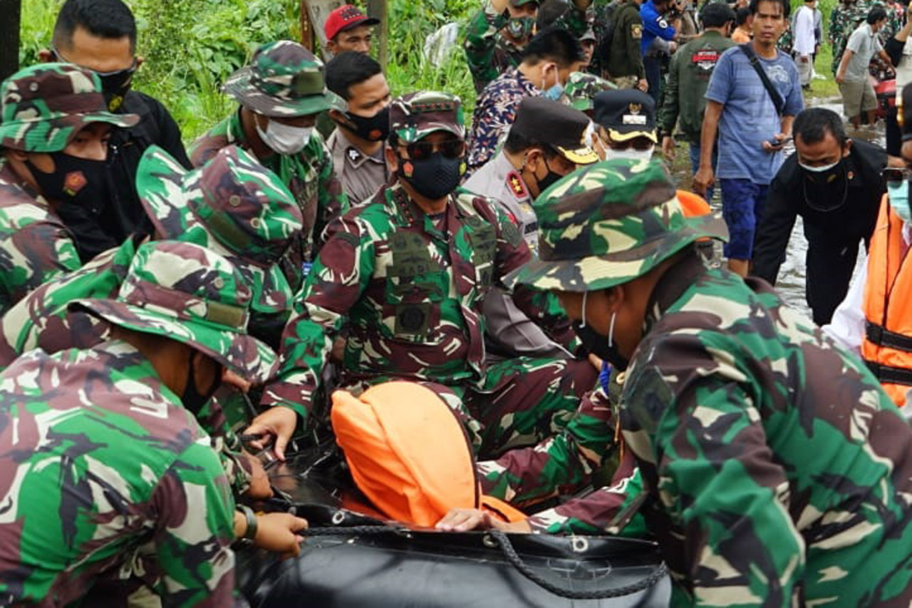 Panglima TNI Serahkan...