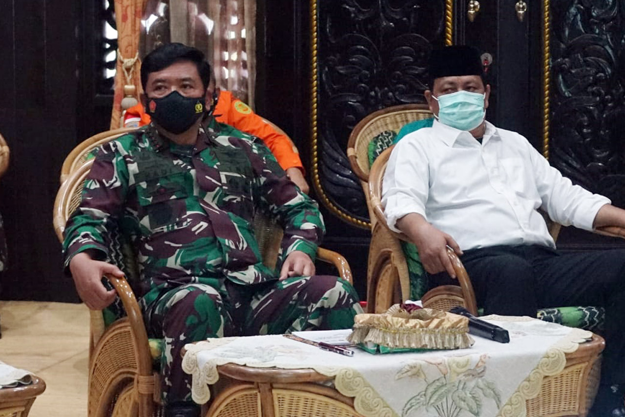 Panglima TNI Serahkan...