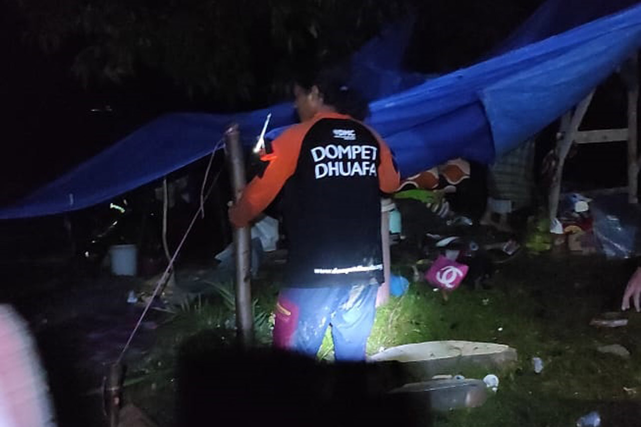 Relawan Evakuasi Korban...