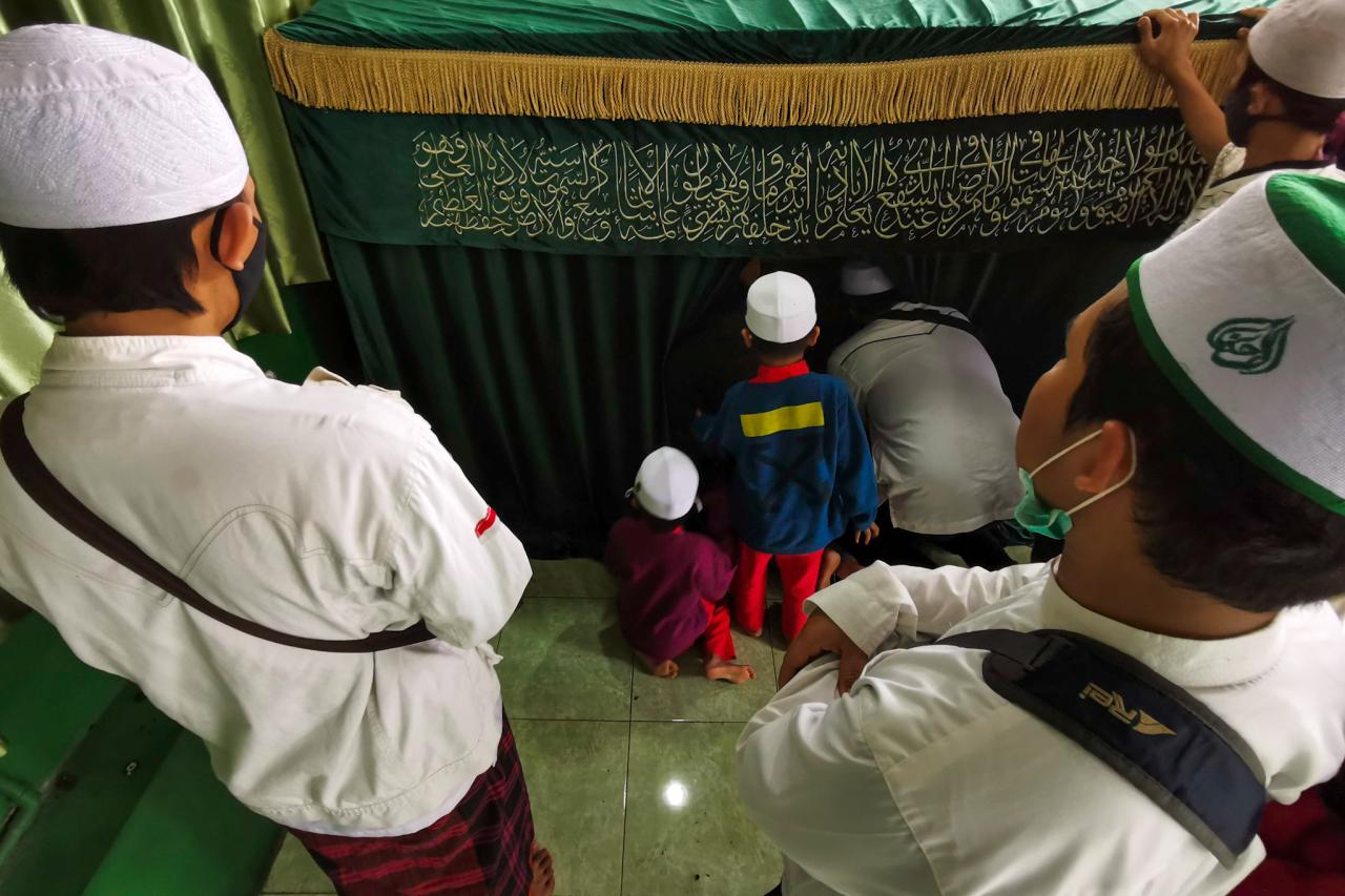 Pelayat Berdoa Secara...