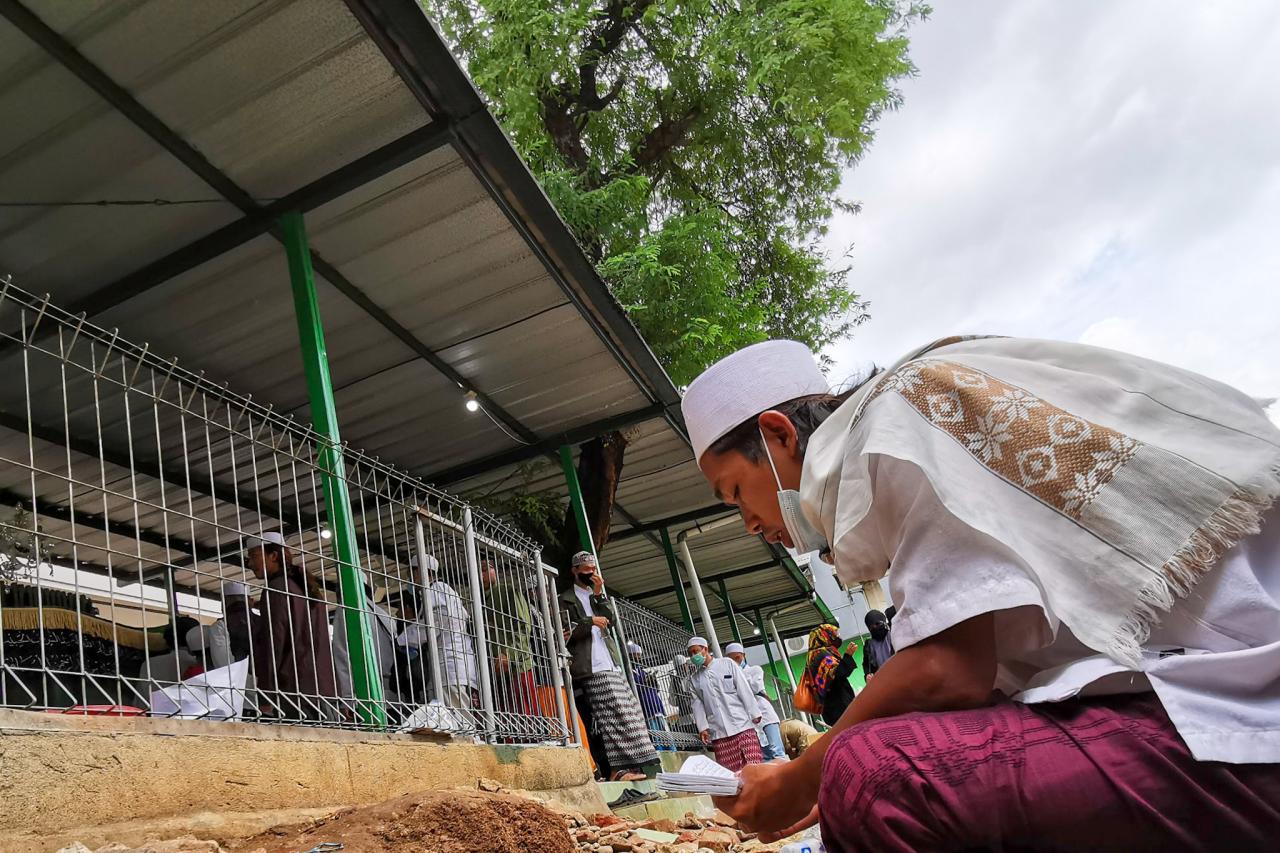 Pelayat Berdoa Secara...