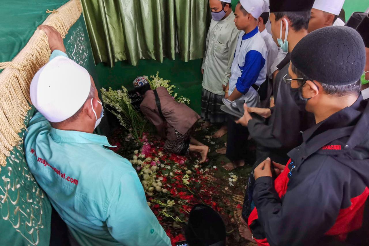 Pelayat Berdoa Secara...