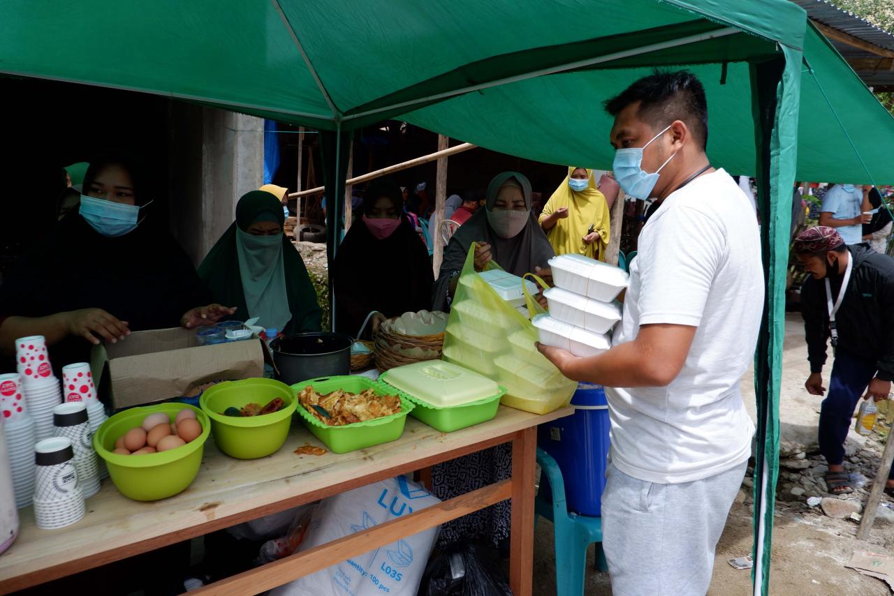 Warga Secara Swadaya...