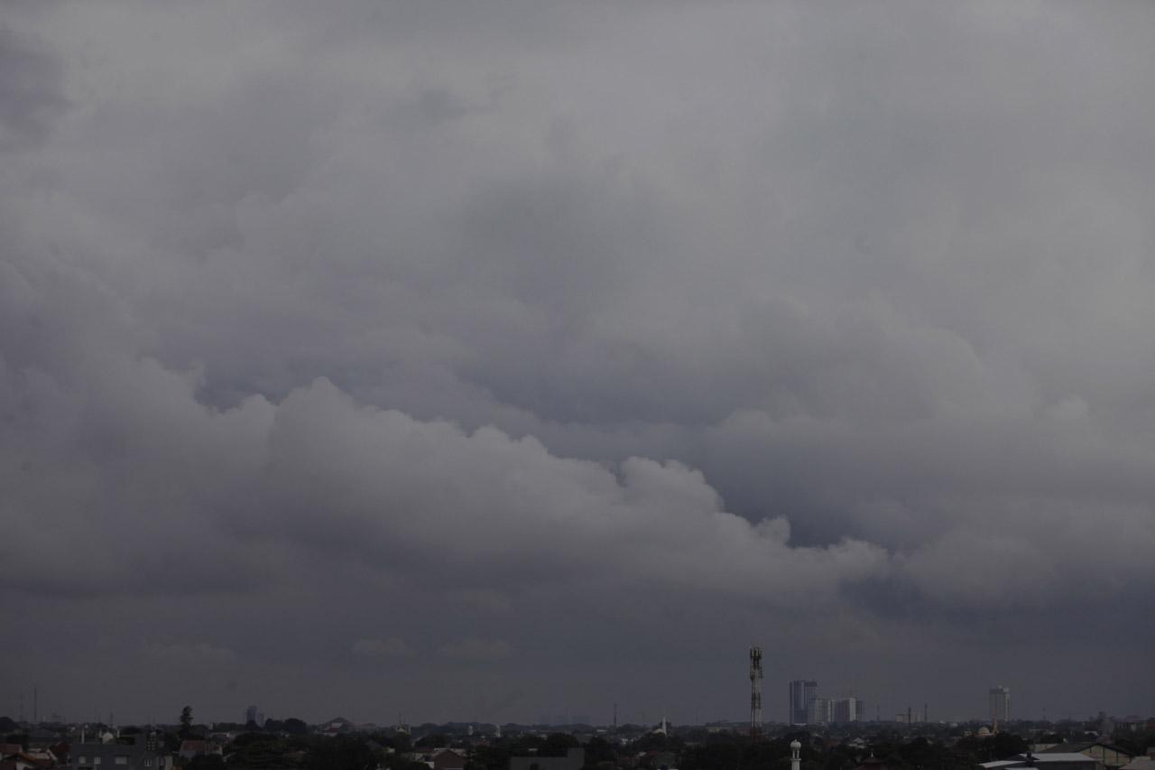 Awan Gelap Selimuti...