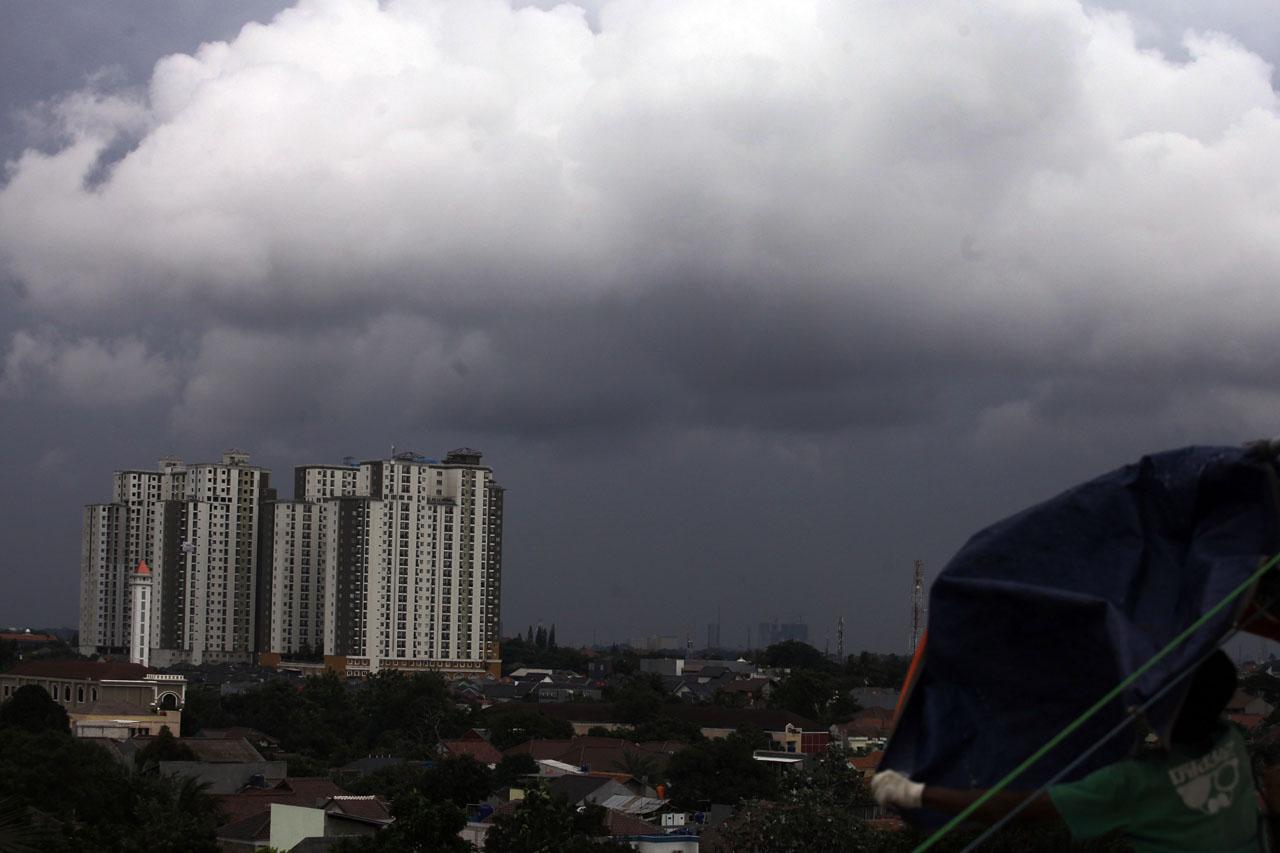 Awan Gelap Selimuti...