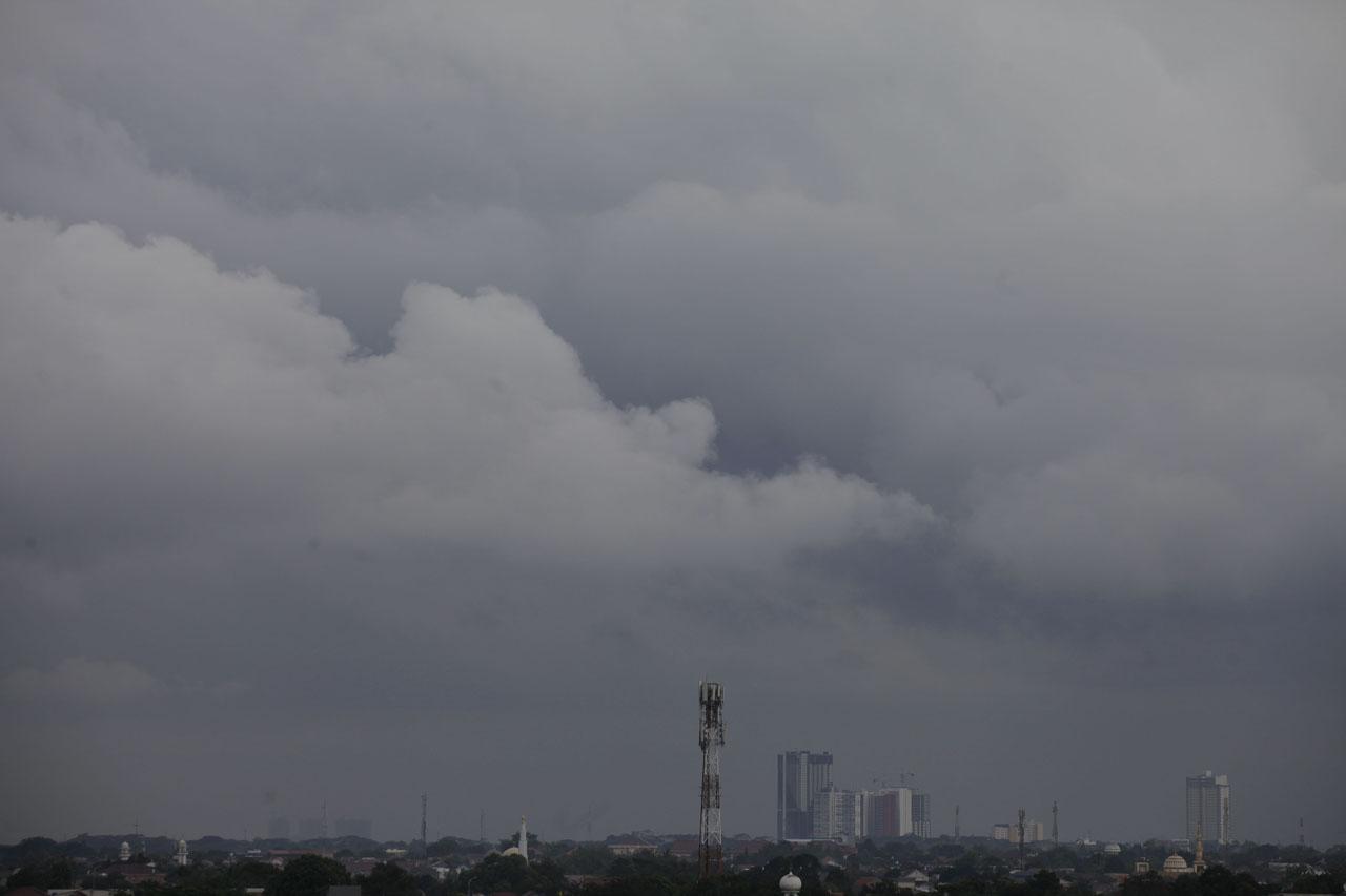 Awan Gelap Selimuti...
