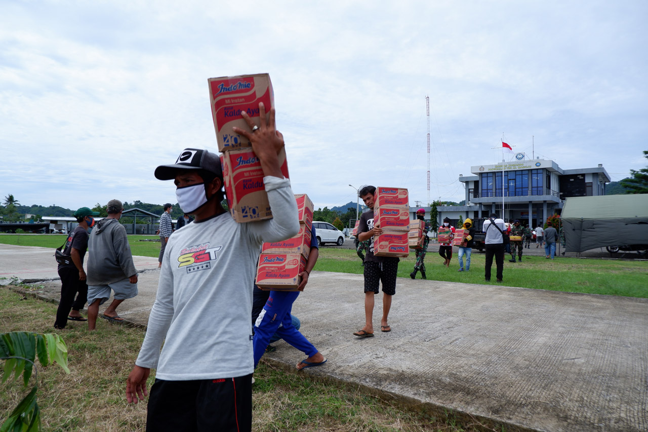 TNI Distribusikan Sembako...