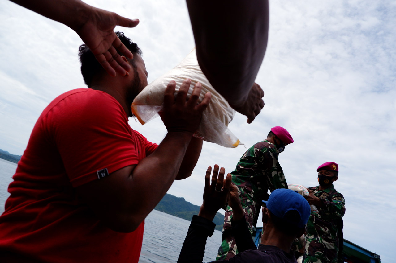 TNI Distribusikan Sembako...